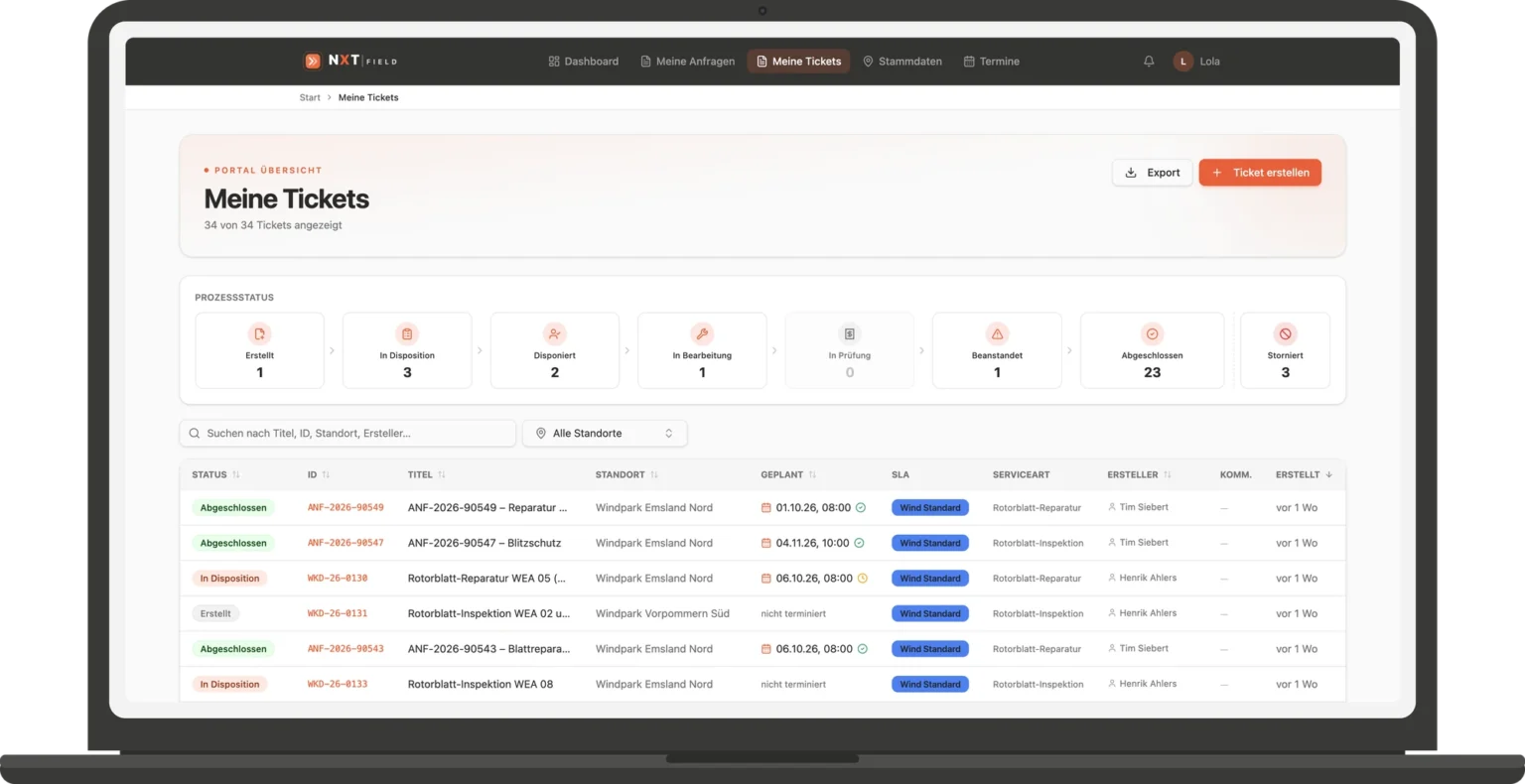 NXT Field Kundenportal auf einem Laptop: Ticketübersicht mit Prozessstatus